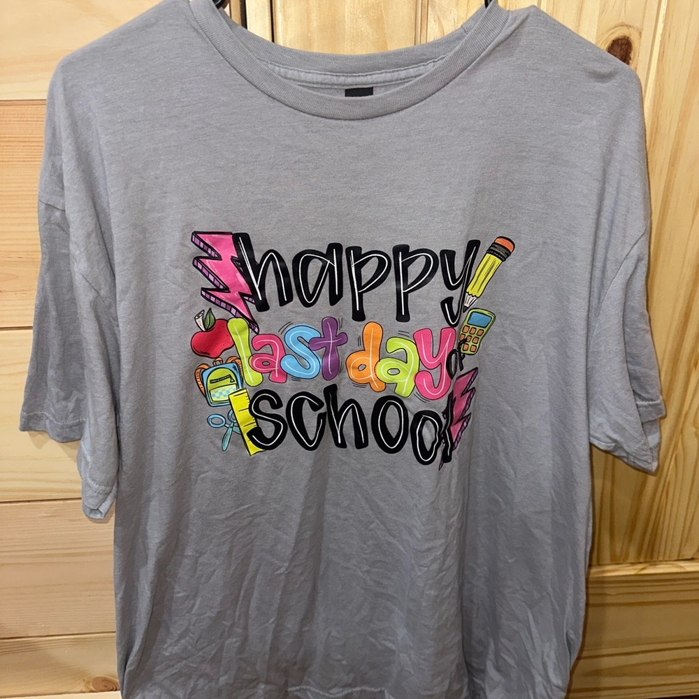 Gray Women’s Happy Last Day of School' T-Shirt